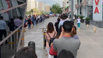 دبي تبدأ تطبيق التباعد الاجتماعي في محطات المترو بسبب كورونا| فيديو