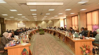 رئيس جامعة أسيوط يدعو لدعم المستشفيات بالأجهزة الوقائية والتنفس الصناعي