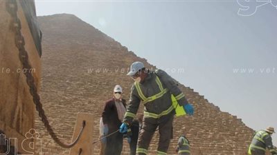تعقيم وتطهير منطقة الأهرامات الثلاثة للوقاية من فيروس كورونا | صور