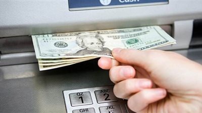 أهمية خلع القفازات قبل لمس الفلوس من ماكينة الصرافة | فيديو