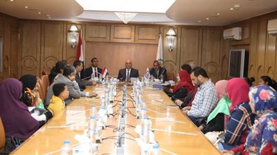 محافظ قنا يكرم الأمهات المثاليات بالمحافظة | صور