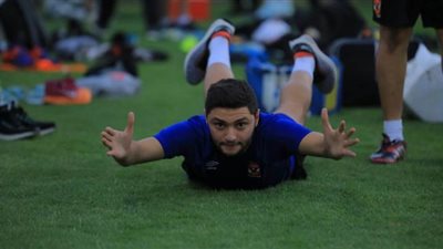 طبيب الأهلي يطمئن على كريم نيدفيد هاتفيا