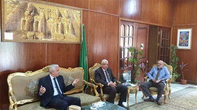 رئيس جامعة المنوفية يتابع تجهيزات القطاع الطبى لمواجهة فيروس كورونا