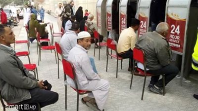 بنك مصر يوفر مقاعد لعملاء الصرف الآلي في الإسكندرية | صور