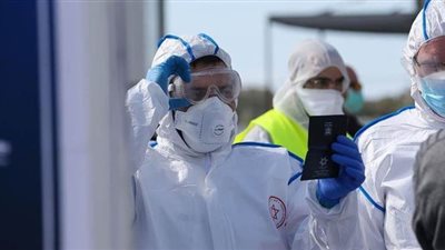 صاحب مطعم إسرائيلي يستعين بالقرآن خوفًا من كورونا | فيديو