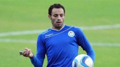 حسام باولو يتحدى الحجر المنزلى بلعب الكرة مع نجله| فيديو