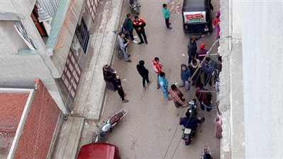 تجمهر أهالى دمياط أثناء غلق المحال للتسجيل إلكترونيا بالقوى العاملة | صور