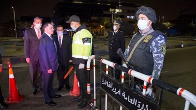 وزير الداخلية يتفقد انتشار قوات الشرطة المكلفة بتنفيذ حظر التجوال