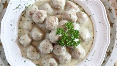 خليك في البيت | طريقة بسيطة لعمل كرات اللحم بالصلصة البيضاء