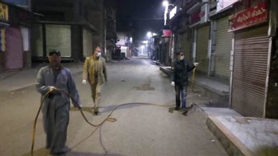 بعد بدء سريان الحظر.. حملة لتعقيم وتطهير شوارع مدينة السنطة | صور