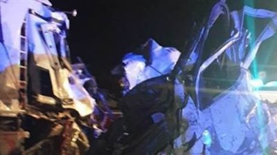 الحماية المدنية تستخدم الآلات لتقطيع حديد السيارات لاستخراج جثث حادث الدائري بالصف