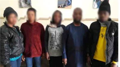 مكتب يستقطب المهاجرين غير الشرعيين للعمل بمزارع ومنازل دولة أجنبية