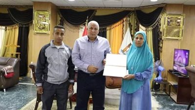 الزملوط يكرم الأم المثالية على مستوى الوادي الجديد