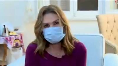 يسرا تظهر بالكمامة وتطالب جمهورها بالجلوس في المنزل | فيديو