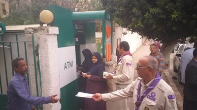 محافظ قنا يشيد بمبادرة شبابية لتنظيم صرف المرتبات من الـ ATM | صور