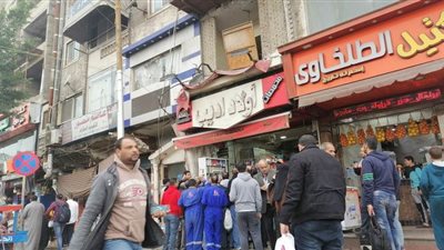 زحام على محال التسلية والمخللات في الإسكندرية قبل الحظر