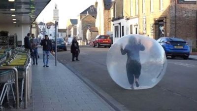 بريطانية تعزل نفسها داخل كرة بلاستيكية خوفاً من كورونا| فيديو وصور