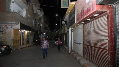 دوريات شرطية بالشوارع الجانبية بقنا لتطبيق الحظر وفض تجمعات الشباب | صور