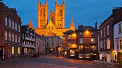 بريطانيا تتحول إلي منارة زرقاء وسط موجة تصفيق من الشرفات لتحية رجال الصحة| صور