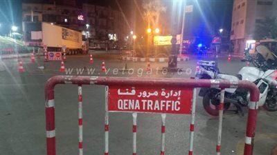 انتشار قوات الأمن ووضع الحواجز الحديدية بميدان الساعة في قنا لتطبيق الحظر | فيديو