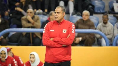 حمدي الصافي يتلقى تقارير يومية عن تدريبات طائرة الأهلي