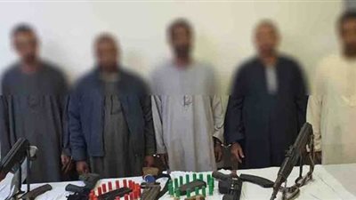 مذبحة بالمنيا.. مصرع وإصابة 5 أشخاص والأمن يداهم القرية ويصادر7 قطع أسلحة