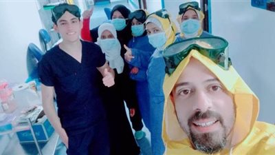 ملائكة في العزل.. ممرضون يروون حكاياتهم من داخل غرف الحجر الصحي | صور
