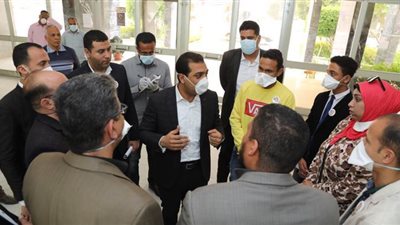 بالكمامة.. نائب محافظ قنا يحضر ورشة عمل للتوعية بفيروس كورونا| صور