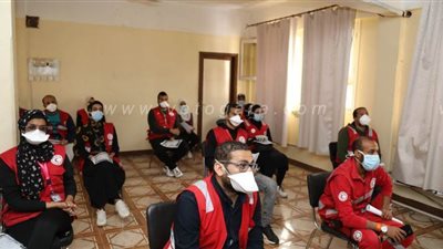 تدريب المتطوعين لتوعية المواطنين بفيروس كورونا في قنا | صور
