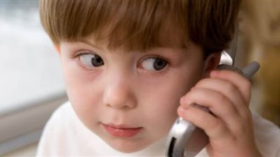 الشرطة الألمانية تقدم شيكولاتة لطفل اتصل بها لشعوره بالوحدة في العزل المنزلي