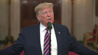 ترامب يعلن شراء أجهزة تنفس صناعي ويطالب جنرال موتورز وفورد بتصنيعها