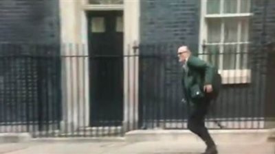 كبير مستشاري رئيس وزراء بريطانيا يهرب بعد إعلان إصابة جونسون بكورونا| فيديو