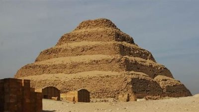 خبير أثري يكشف عن سرقة 33000 قطعة أثرية من داخل هرم زوسر | فيديو