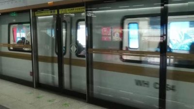 الكمامات إجبارية.. السلطات الصينية تعيد إطلاق المترو بمدينة ووهان