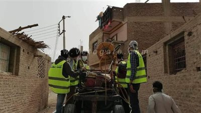 فرق شبابية بقرى العمرة في قنا للتطهير والتعقيم للوقاية من كورونا | صور