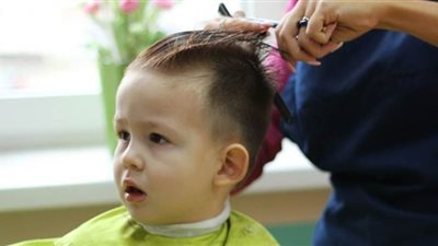 تعلمي طريقة حلاقة شعر طفلك فى المنزل فى خطوات بسيطة | فيديو