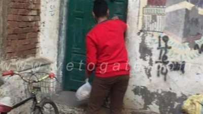 مبادرة بالشرقية لتوصيل الخبز إلى منازل عمال اليومية | صور