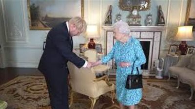 بعد إصابته بكورونا.. قصر بكنجهام يكشف موعد آخر لقاء بين الملكة إليزابيث وجونسون