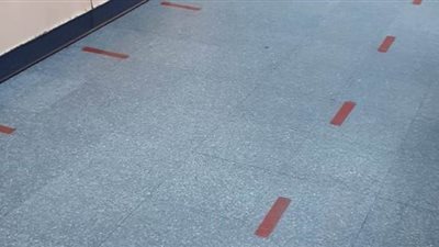 علامات لتحديد المسافات بين العملاء بميناء الإسكندرية | صور