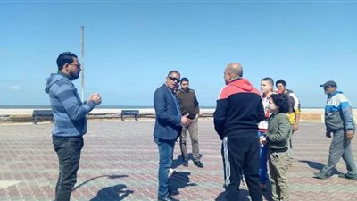 رئيس مدينة جمصة يتفقد الشاطئ لمنع تواجد المواطنين | صور