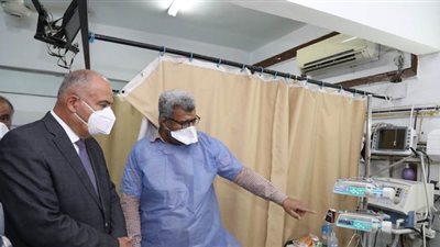 محافظ قنا يتابع مستوى الخدمة بالمستشفى العام.. صور