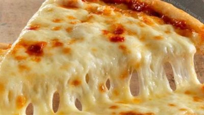 طريقة إعداد البيتزا بالجبن والباربيكيو