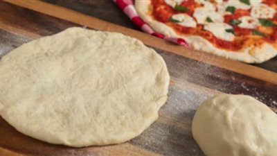 وصفة عجينة البيتزا كأشهر المحلات من مطبخ الشيف آسيا
