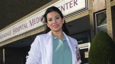 صحيفة أمريكية تشيد بجهود طبيبة مصرية في مكافحة كورونا | صور