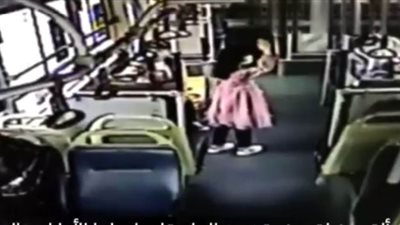 طفلة تحيي أطباء الصين: أتعلم روح التضحية من هؤلاء الأبطال | فيديو