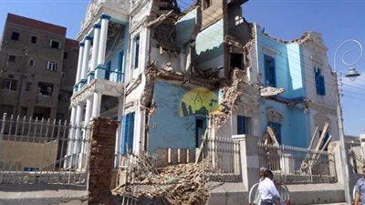 رفع أنقاض قصر مكرم عبيد المنهار بقنا