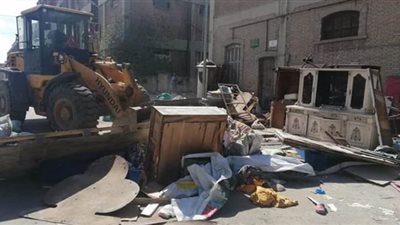 رفع 400 طن إشغالات للباعة الجائلين بسوق جمعة والبورصة في الإسكندرية