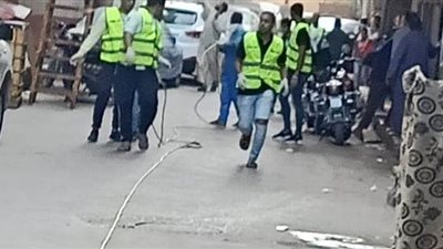 فرق للرش والتعقيم بمناطق العائدين من الخارج والعمرة في قنا | صور