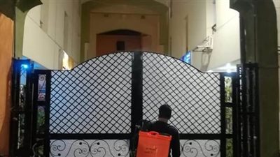 فرق مكافحة كورونا تطهر وتعقم قسم شرطة قنا | صور