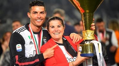 رونالدو يحتفل بتعافي والدته من المرض